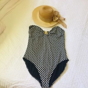🏊🏻‍♀️🏖 Old Navy Black & White One Piece⛱